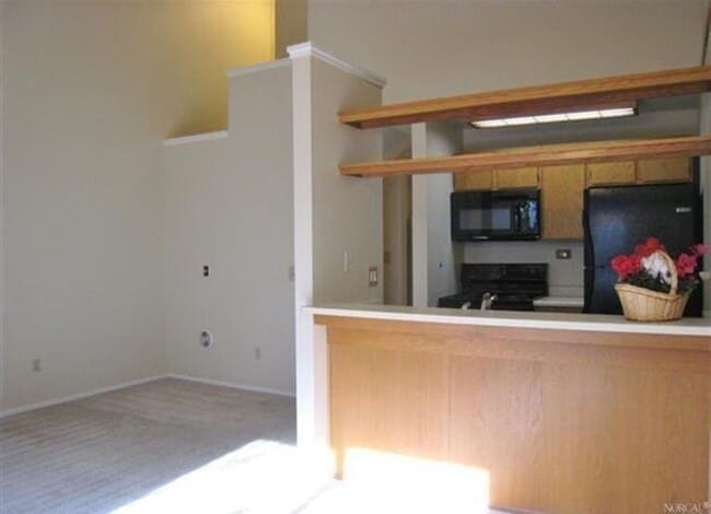 Building Photo - Coming Soon! 2 bed 2 bath Windsor Townhouse!
