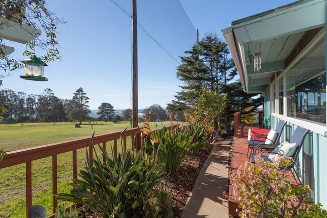 Side yard to enjoy coffee and watch golfers and wildlife go by - 300 Kings Ave