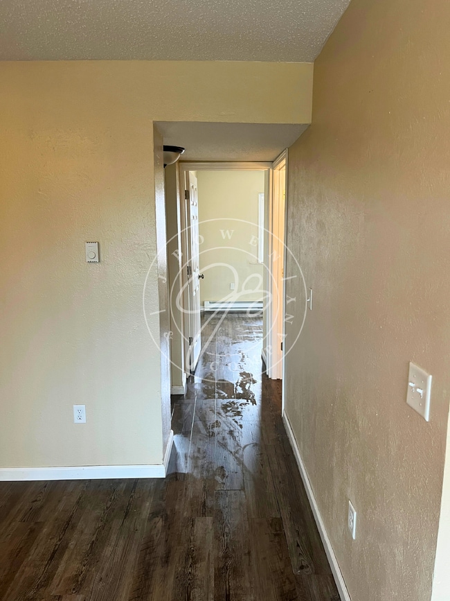 Building Photo - Clean & Affordable 2-Bedroom – Move-In Ready – East Toledo