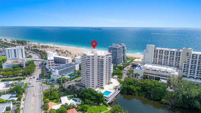 Building Photo - 3000 Holiday Dr