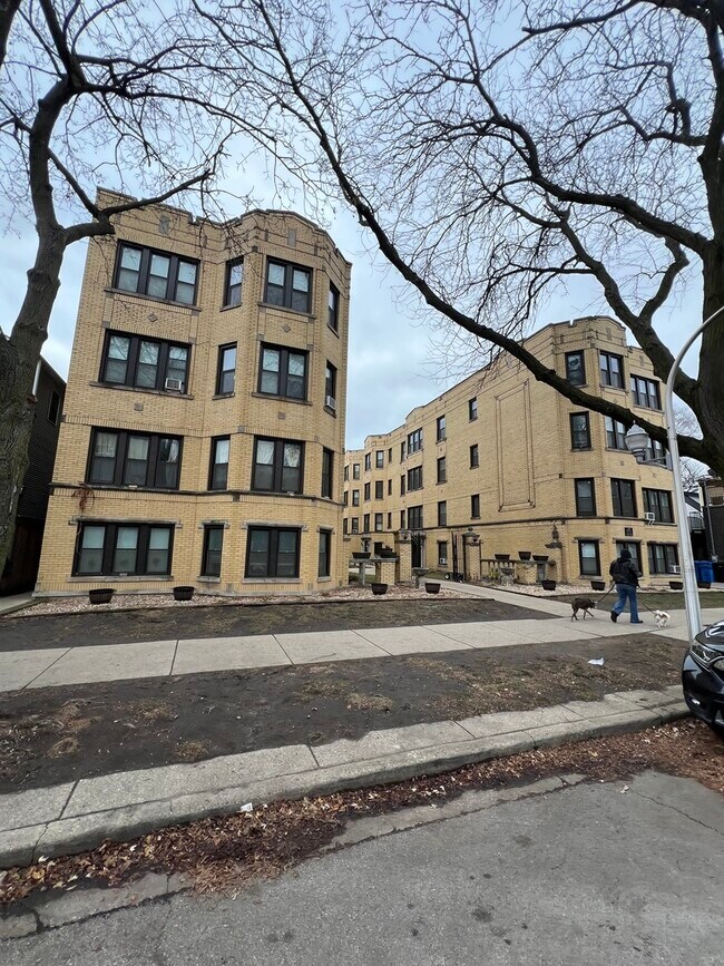 Primary Photo - 3817.5 N Greenview Ave