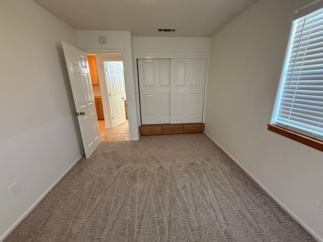 Building Photo - Victorville- Beautiful 3 Bedroom Home in G...