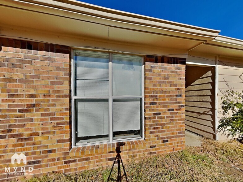 Building Photo - 3405 Laurel Dr