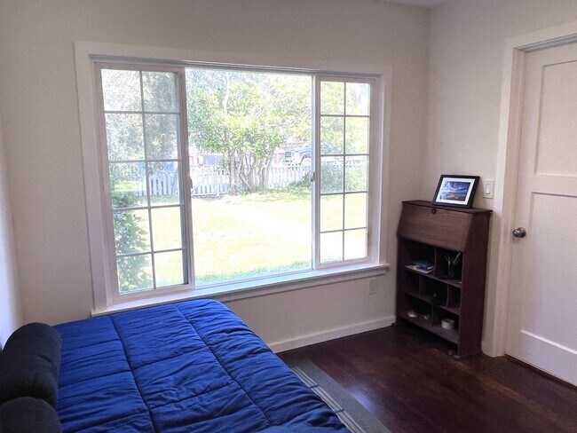 Building Photo - Fully Furnished- 2 bedroom/ 2 bathroom in ...