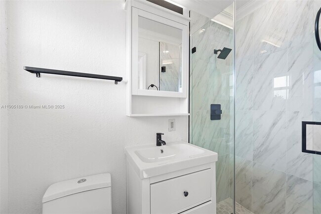 Building Photo - 9411 Jamaica Dr