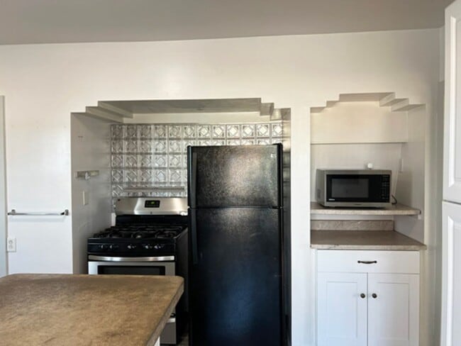 Building Photo - Charming 2-Bedroom Home with Character & Spacious Yard