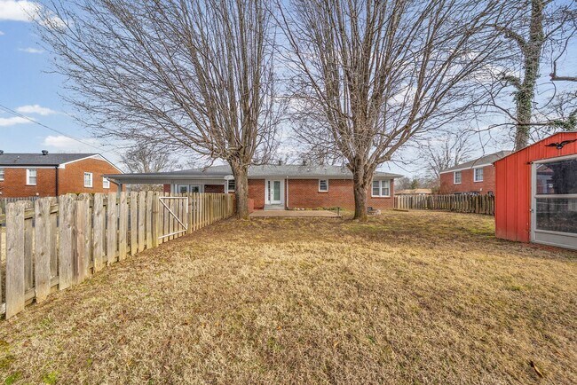 Building Photo - Renovated 3 Bedroom Pet Friendly Home For Rent!