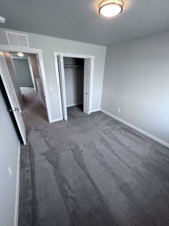 Building Photo - Central Located 4 bed 2.5 bath home