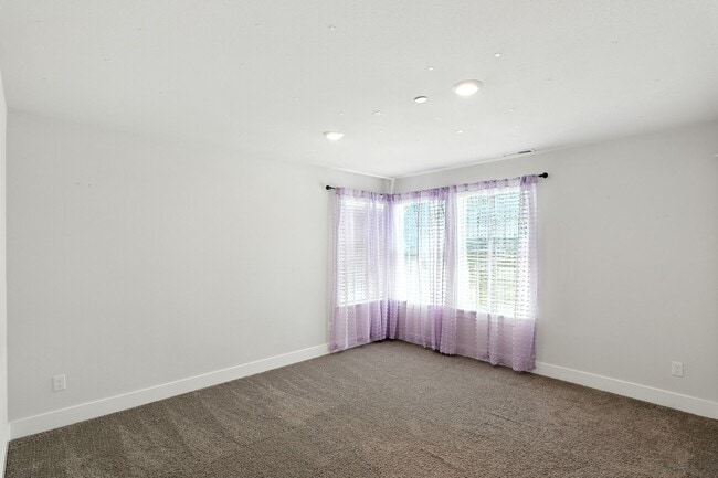 Building Photo - Spacious 5-Bedroom Home with Modern Upgrad...