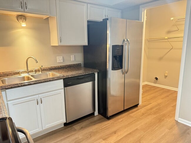 Building Photo - Bellevue!  2 Bedroom / 2 Bath House w/ Loft!  Renovated - Pet Friendly