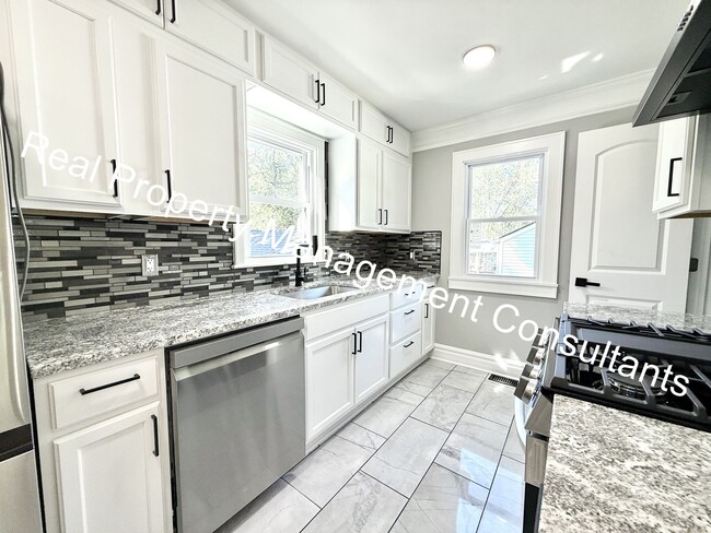 Building Photo - Beautifully Renovated 3-Bedroom, 2-Bath Ho...