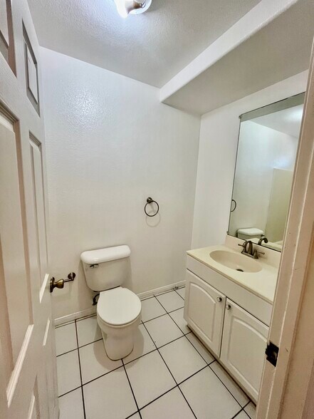 Building Photo - 3199 Royal Oaks Dr