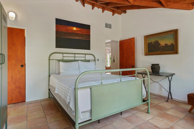 Building Photo - 439 E Sonora Rd