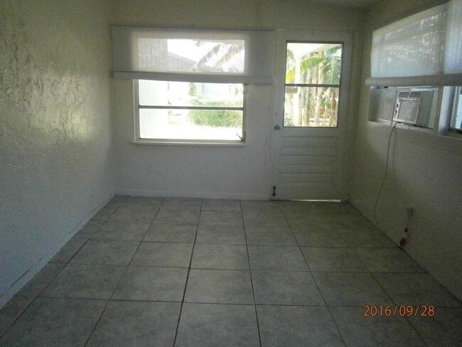 Building Photo - 2/2/1