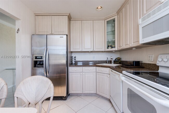 Building Photo - 8566 Casa Del Lago