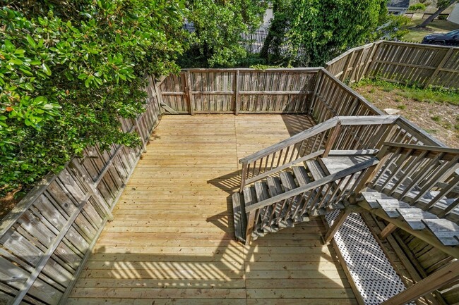 Building Photo - Ready NOW! 1 Block from the Bay! Pet Frien...