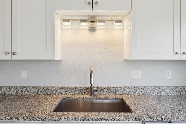 Building Photo - Beautifully Renovated 3bed / 2bath in PRIM...