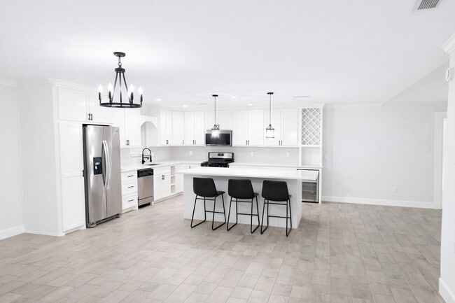 Building Photo - 313 Sycamore St