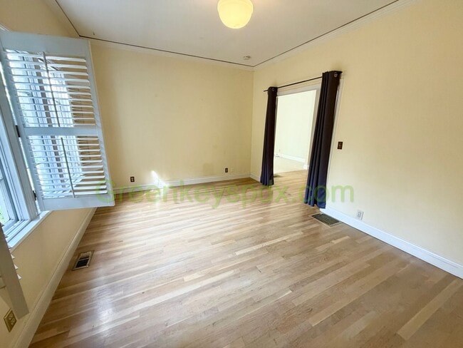 Building Photo - 10197-1136