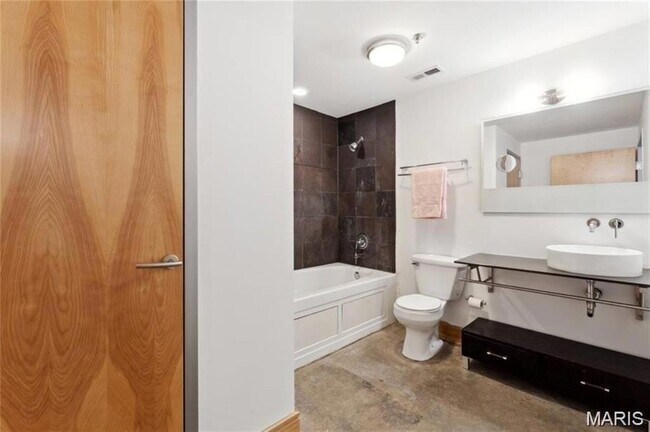 Building Photo - 2201 Locust St