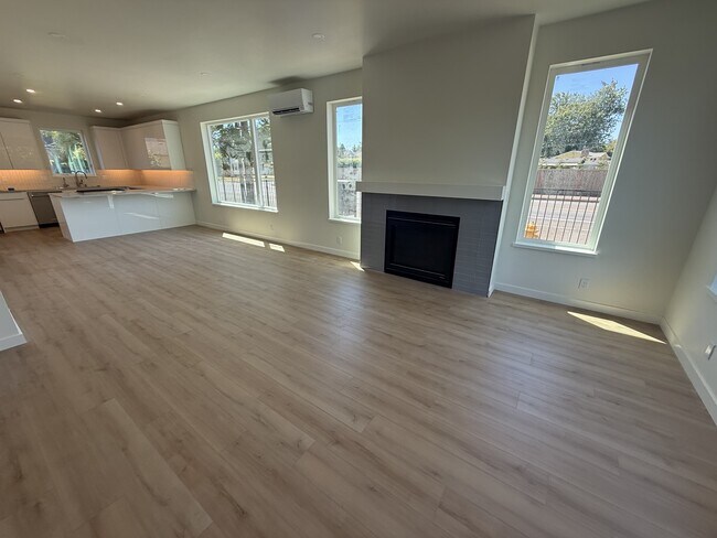 Building Photo - 2210 Emerson Dr