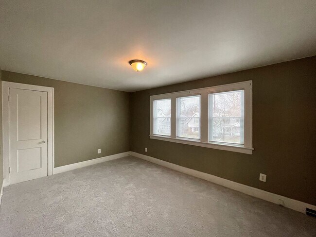 Building Photo - Single Family Home 3 beds 1.5 bath Availab...
