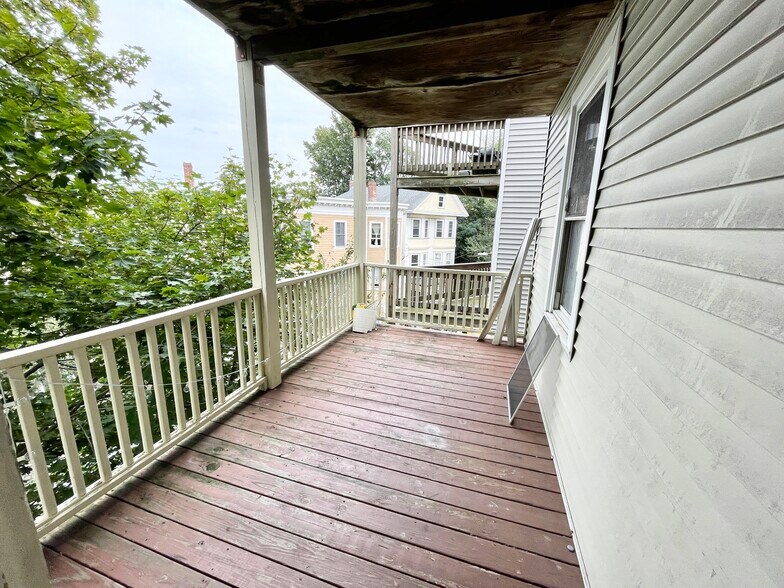 Building Photo - 5 Iroquois St