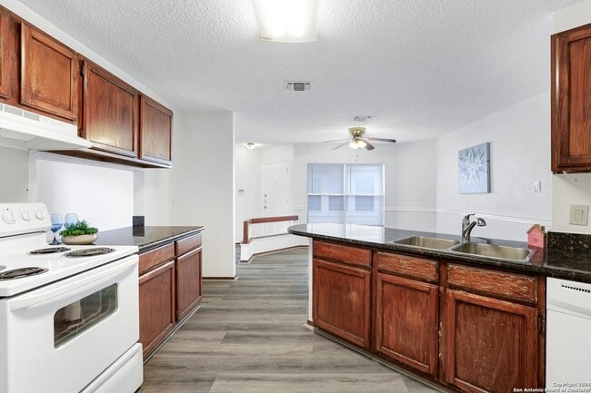 Building Photo - 6943 Sunshine Tree Dr