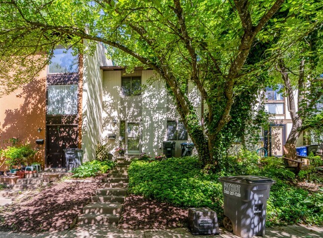 Building Photo - Renovated townhouse backing to trees with loads of privacy!