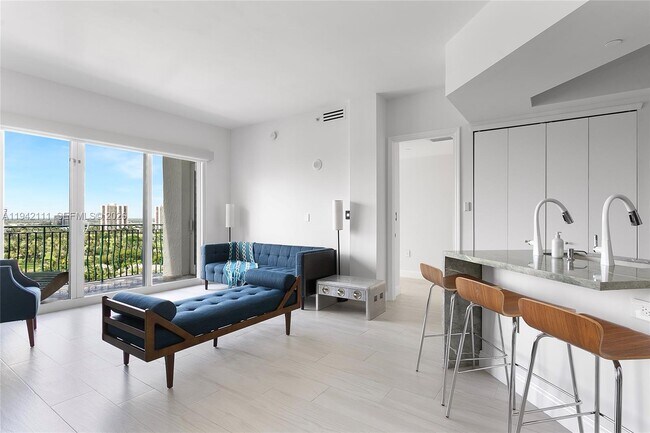 Building Photo - 19900 E Country Club Dr