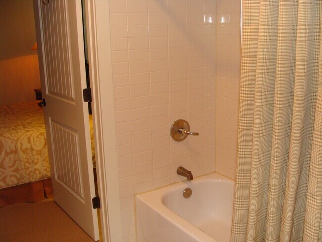 Building Photo - 3 bedroom 2 bath furnished condo