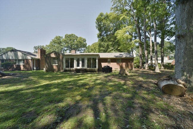 Building Photo - 228 Shadywood Dr