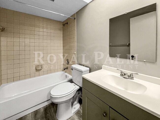 Building Photo - 4530 SW 10th Ave