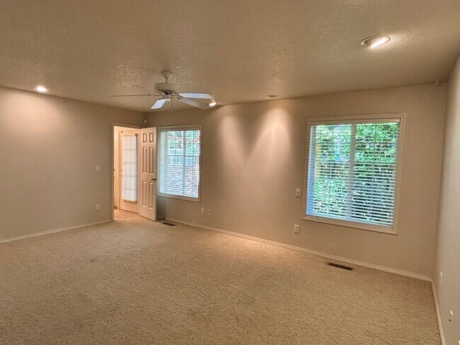 Building Photo - 1150 SE Polk Cir
