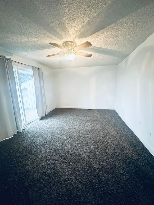 Building Photo - Spacious 4 bedroom 3 Bath Rental with Larg...