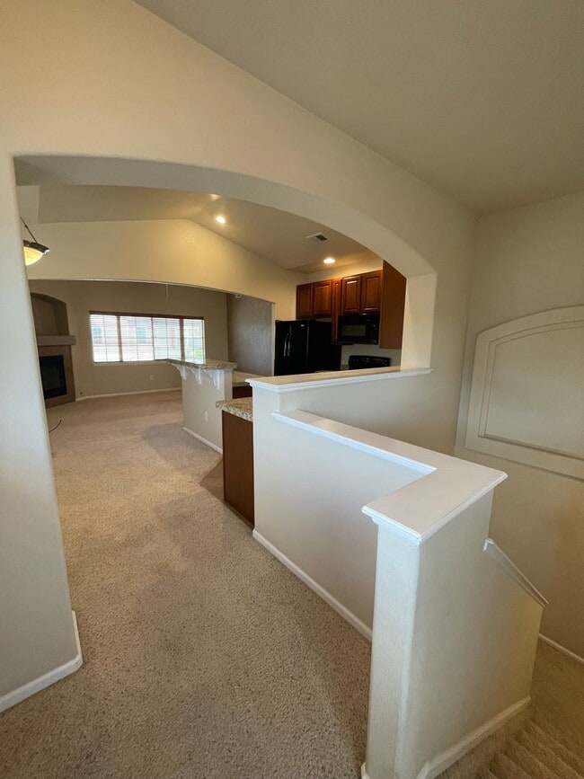 Building Photo - 2 bed/1 bath Townhome with Garage, Pool, Clubhouse