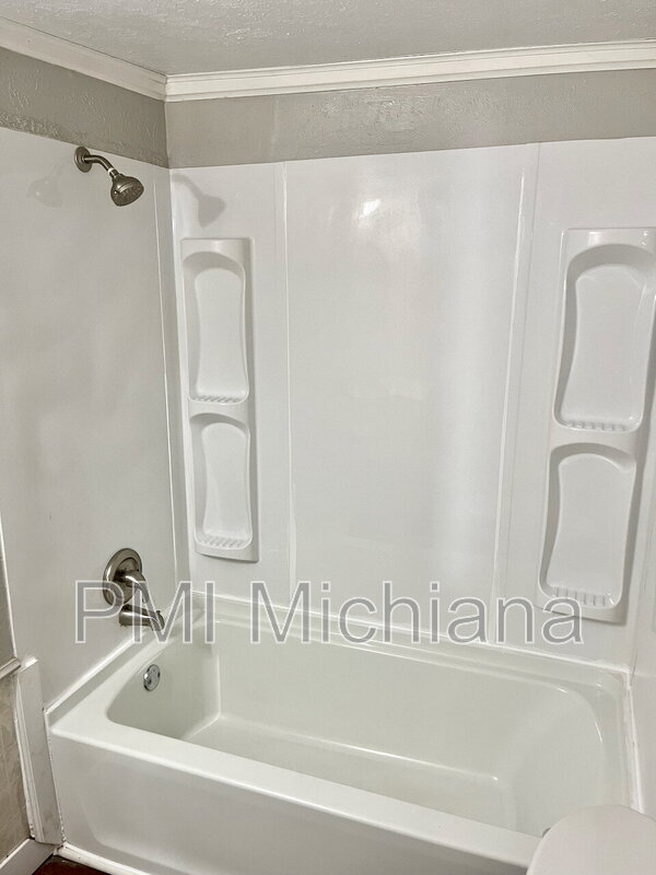 Building Photo - 212 W 9th St