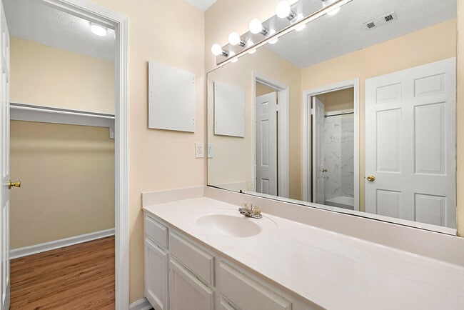 Building Photo - 670 Highland Ct