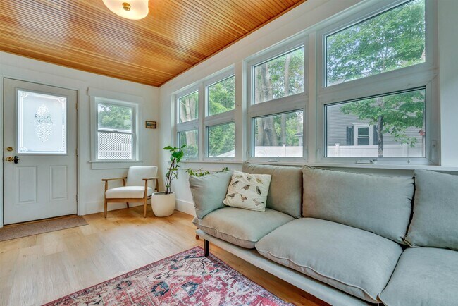 Building Photo - 15 Woodbury Ave