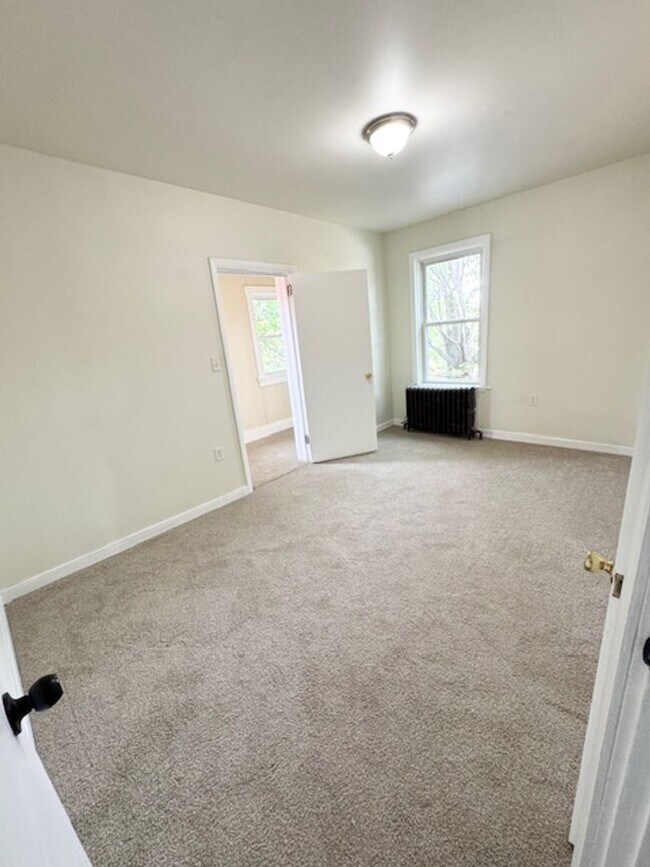 Building Photo - 5 Bedroom Semi-Detached Spacious Home