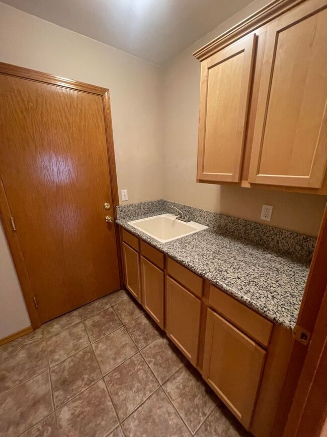 Building Photo - 3 Bedroom home in Albany!