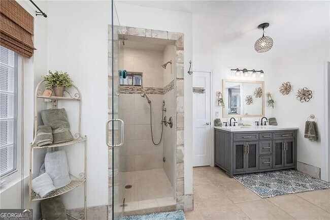 Building Photo - 302 Hascall Rd NW