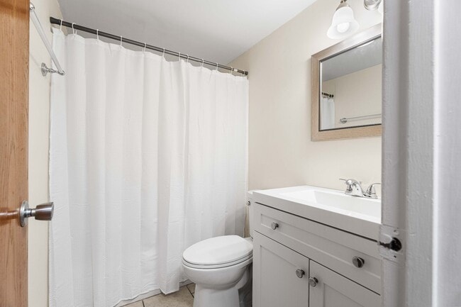 Building Photo - Move-In Ready 2 BR/ 2BA Condo on Southside close to Truman