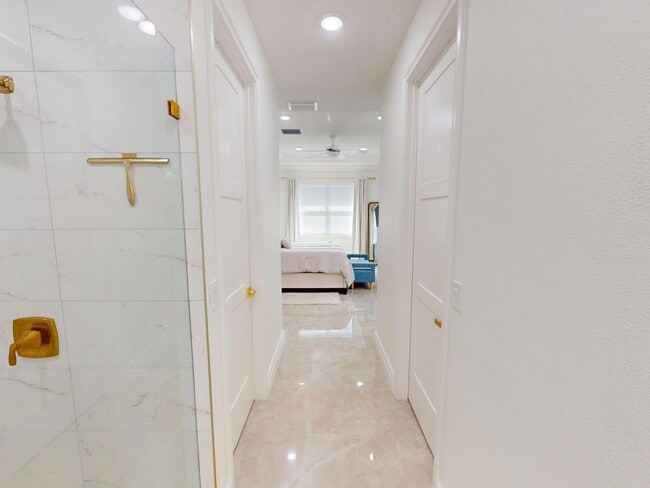 Building Photo - 409 SW Bradshaw Cir