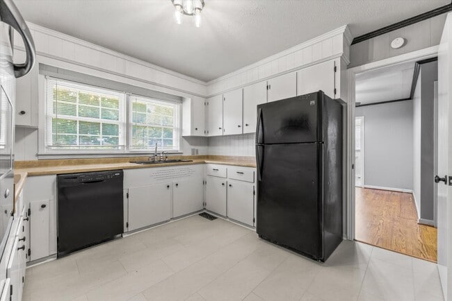 Building Photo - 600 Gale Ln