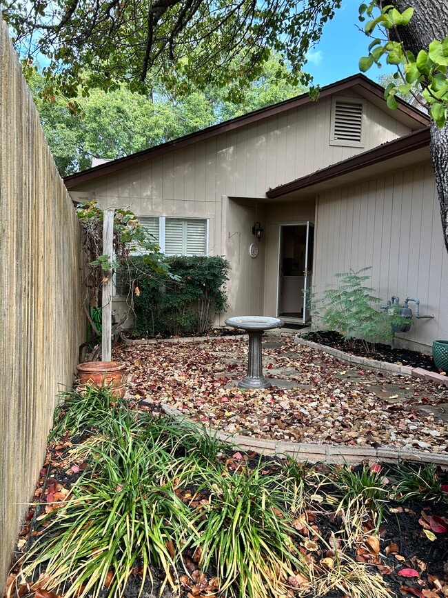 Building Photo - 5706 Quail Crown