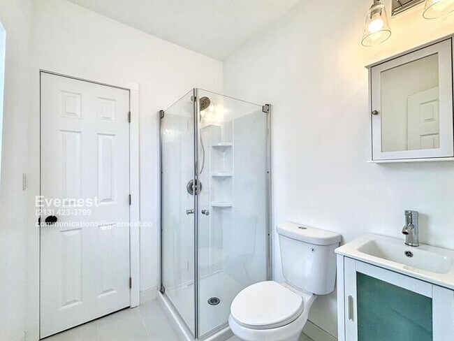 Building Photo - Lovely 2-Bedroom Duplex with Modern Comfor...