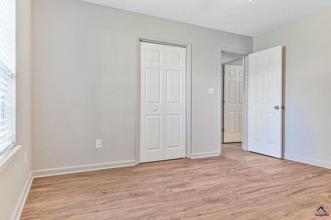 Building Photo - 106 N Hiley Ct