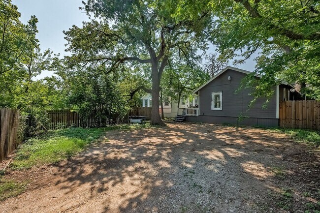 Building Photo - Upgraded and ready 5 bed 2 bath home next door to the 3 bed 2 bath home