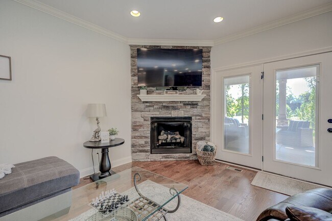 Building Photo - Fully Furnished, Short Term Rental, 1 Mont...